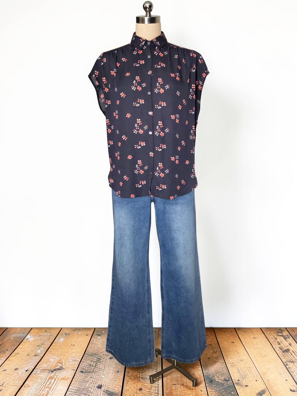 Ann Taylor LOFT Gray Floral Button Up Shirt Oversized Style Top Blouse S